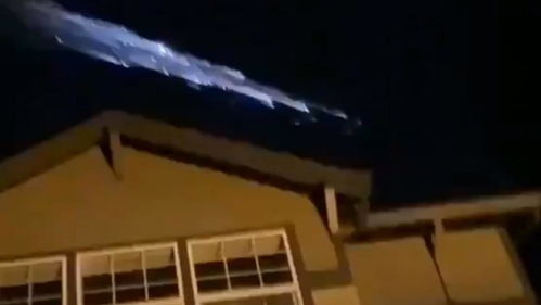 “七星连珠”当晚不明发光物划破夜空