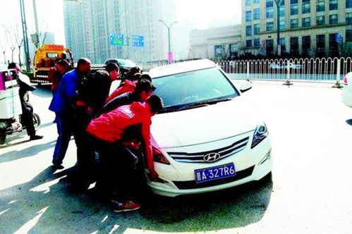 多少人抬汽车 多少人抬汽车