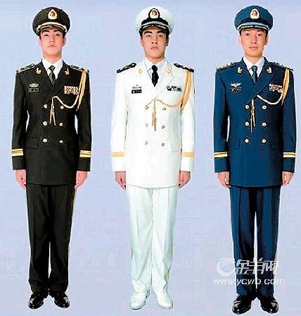 退役士兵穿军装捧鲜花回小学赴约