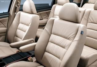 汽车座椅弄纤维皮多少钱(汽车座椅纤维皮更换费用解析)