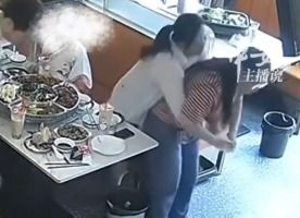 厨师赤裸上身施救卡喉女子引争议 厨师赤裸上身施救卡喉女子引争议