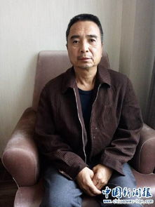 镇干部接受采访全程挡脸:太像作秀了 镇干部接受采访全程挡脸:太像作秀了