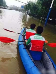暴雨过后上海市民划皮划艇上路 暴雨过后上海市民划皮划艇上路